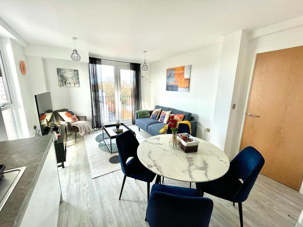 맨체스터 Relaxing 1-Bed Flat In Salford With Street Parking 아파트 외부 사진