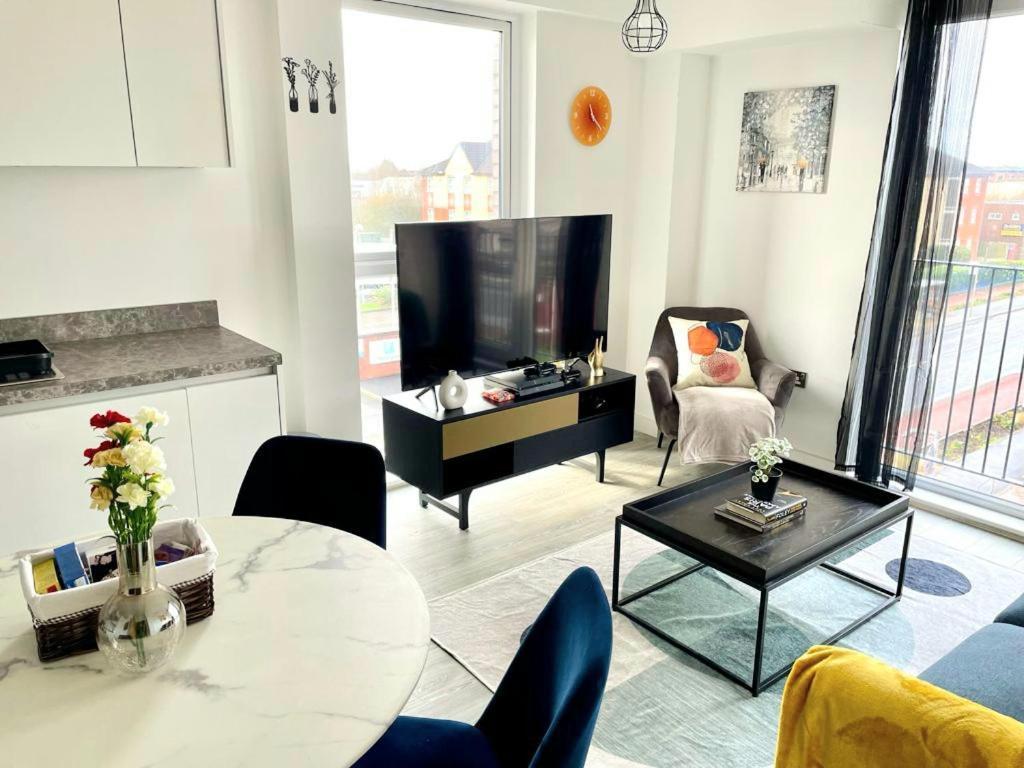 맨체스터 Relaxing 1-Bed Flat In Salford With Street Parking 아파트 외부 사진