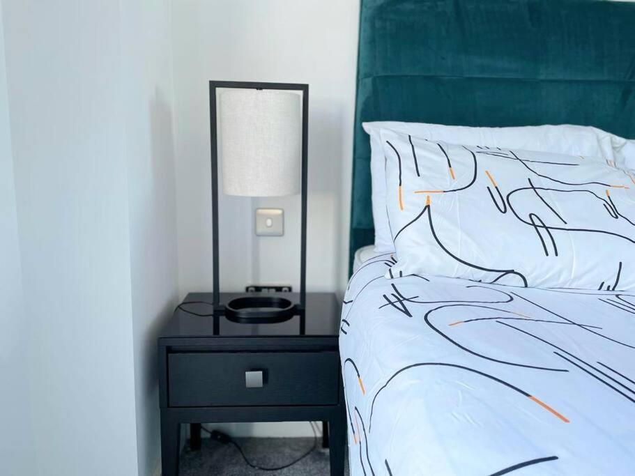 맨체스터 Relaxing 1-Bed Flat In Salford With Street Parking 아파트 외부 사진