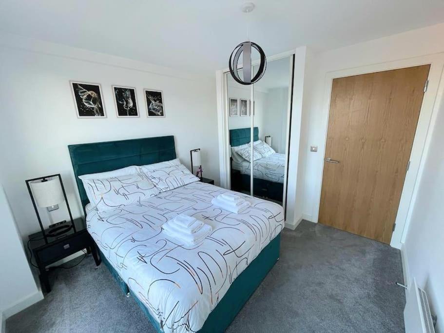 맨체스터 Relaxing 1-Bed Flat In Salford With Street Parking 아파트 외부 사진